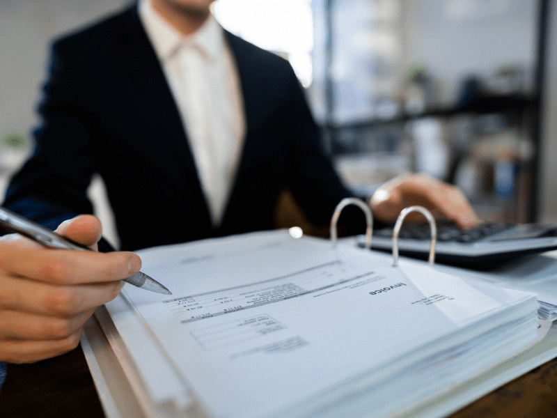 Việc phân cấp ký trên chứng từ kế toán của doanh nghiệp phải phù hợp với quy định của pháp luật. Ảnh minh họa