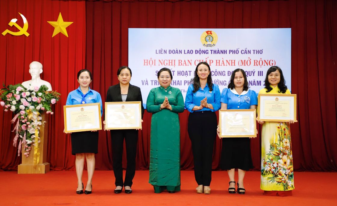 Lãnh đạo Ủy ban MTTQ Việt Nam TP, LĐLĐ TP Cần Thơ tặng bằng khen cho cá nhân, tập thể có thành tích xuất sắc toàn diện trong các phong trào thi đua lao động giỏi và xây dựng tổ chức Công đoàn vững mạnh năm 2024 -2025. Ảnh: LĐLĐ TP Cần Thơ