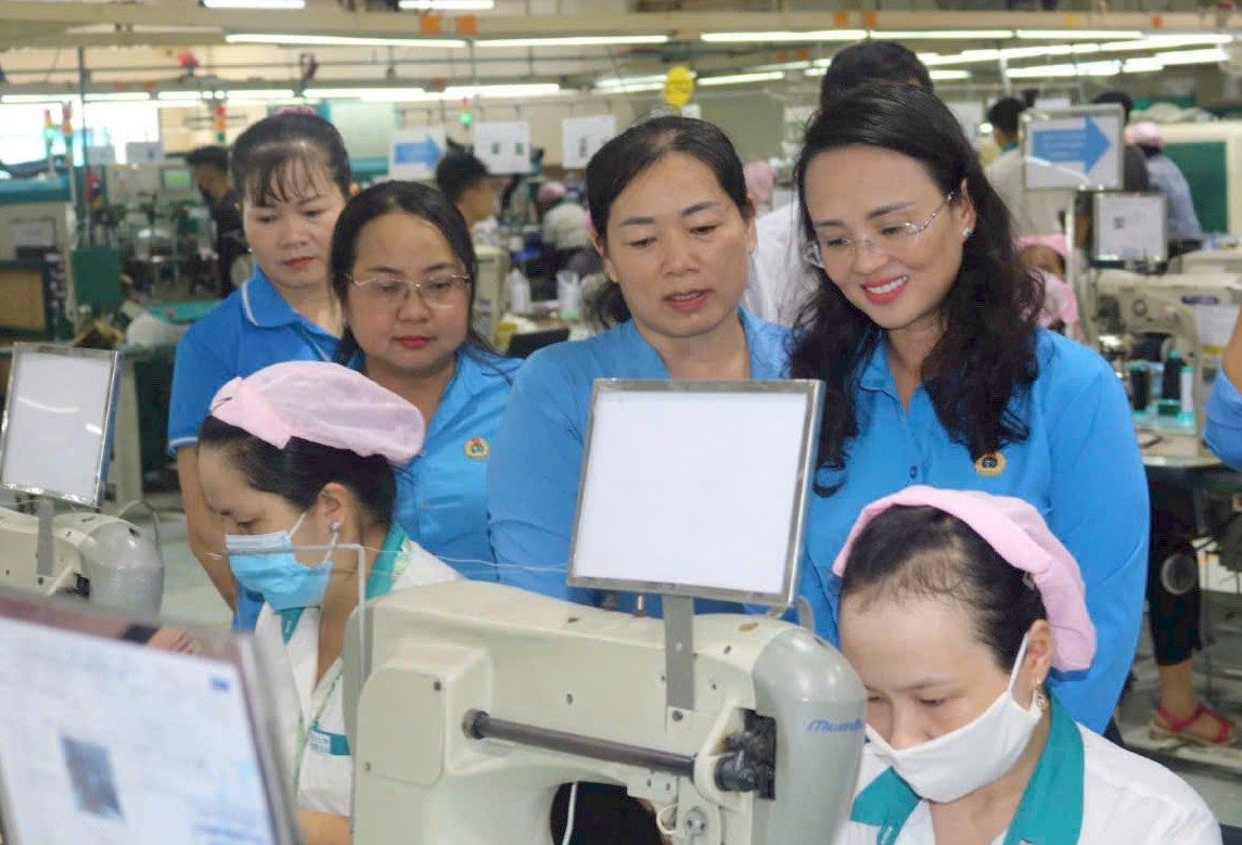 Lãnh đạo LĐLĐ TP Cần Thơ thăm hỏi công nhân tại doanh nghiệp. Ảnh: Anh Khoa