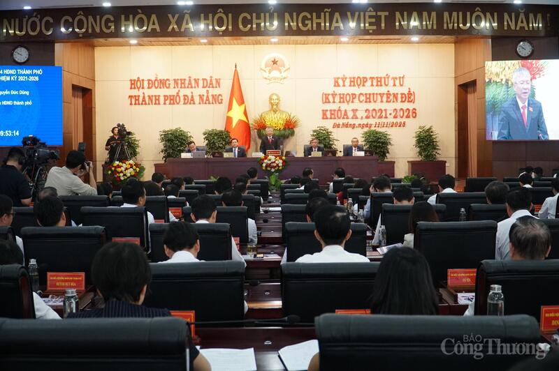 HĐND TP. Đà Nẵng thảo luận thông qua bổ sung 200 tỷ đồng vốn ủy thác hỗ trợ người dân ảnh hưởng thiên tai vay để khôi phục sản xuất kinh doanh, ổn định cuộc sống.