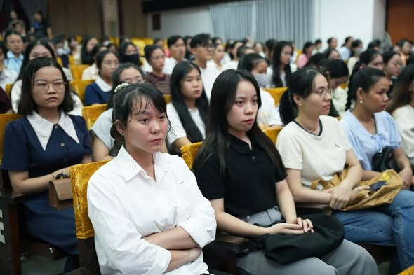 Các thí sinh sẽ thực hiện 2 vòng thi, gồm thi kiểm tra kiến thức chung trắc nghiệm trên máy vi tính và thi vấn đáp nghiệp vụ chuyên ngành. 579077354-1136031222033796-4066086562767104765-n.jpg