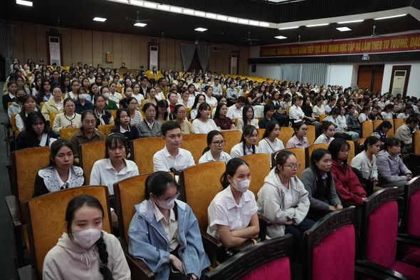 Có 145 chỉ tiêu tuyển dụng trên tổng số 1.256 người dự thi. 578975705-1136031388700446-991066771511032944-n.jpg