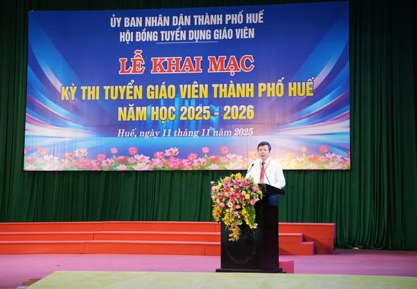 Ông Nguyễn Tân, Giám đốc Sở GD&ĐT TP Huế phát biểu khai mạc kỳ thi tuyển giáo viên TP Huế năm học 2025-2026. 581376879-1136030905367161-5928849192613789968-n.jpg