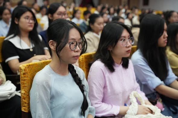 Các thí sinh lắng nghe phổ biến quy chế thi. 580896433-1136031495367102-6472149891904946135-n.jpg