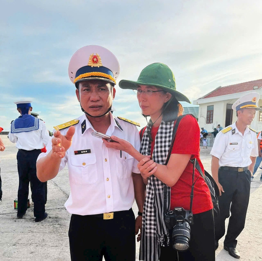 Phóng viên Vũ Thị Minh tác nghiệp tại đảo Song Tử Tây, tháng 5-2025. Ảnh: NVCC. vu-thi-minh-bao-cuu-chien-binh.jpg
