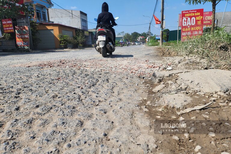Mặt đường bong tróc và nhiều ổ gà, ổ voi. Ảnh: Tô Công.