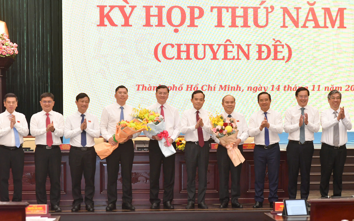 Lãnh đạo Thành ủy, UBND TP. Hồ Chí Minh chúc mừng ba tân Phó chủ tịch vừa được bầu. Ảnh: Phạm Thọ