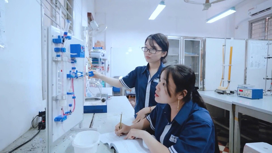 Sinh viên Trường Đại học Sư phạm TPHCM. Ảnh: NTCC