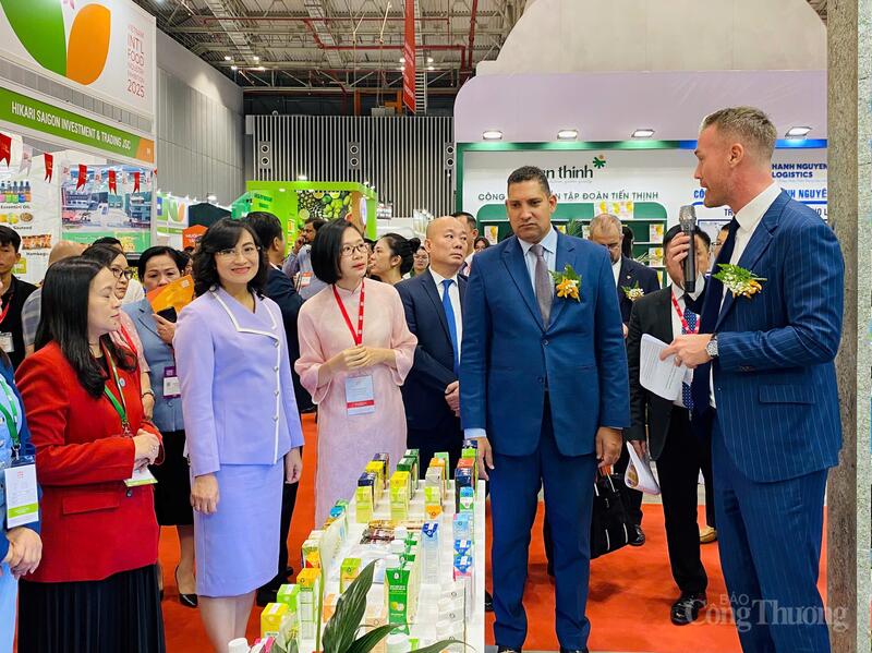 Thứ trưởng Bộ Công Thương Phan Thị Thắng tham quan các gian hàng tại hội chợ. Ảnh: Hoàng Chiến