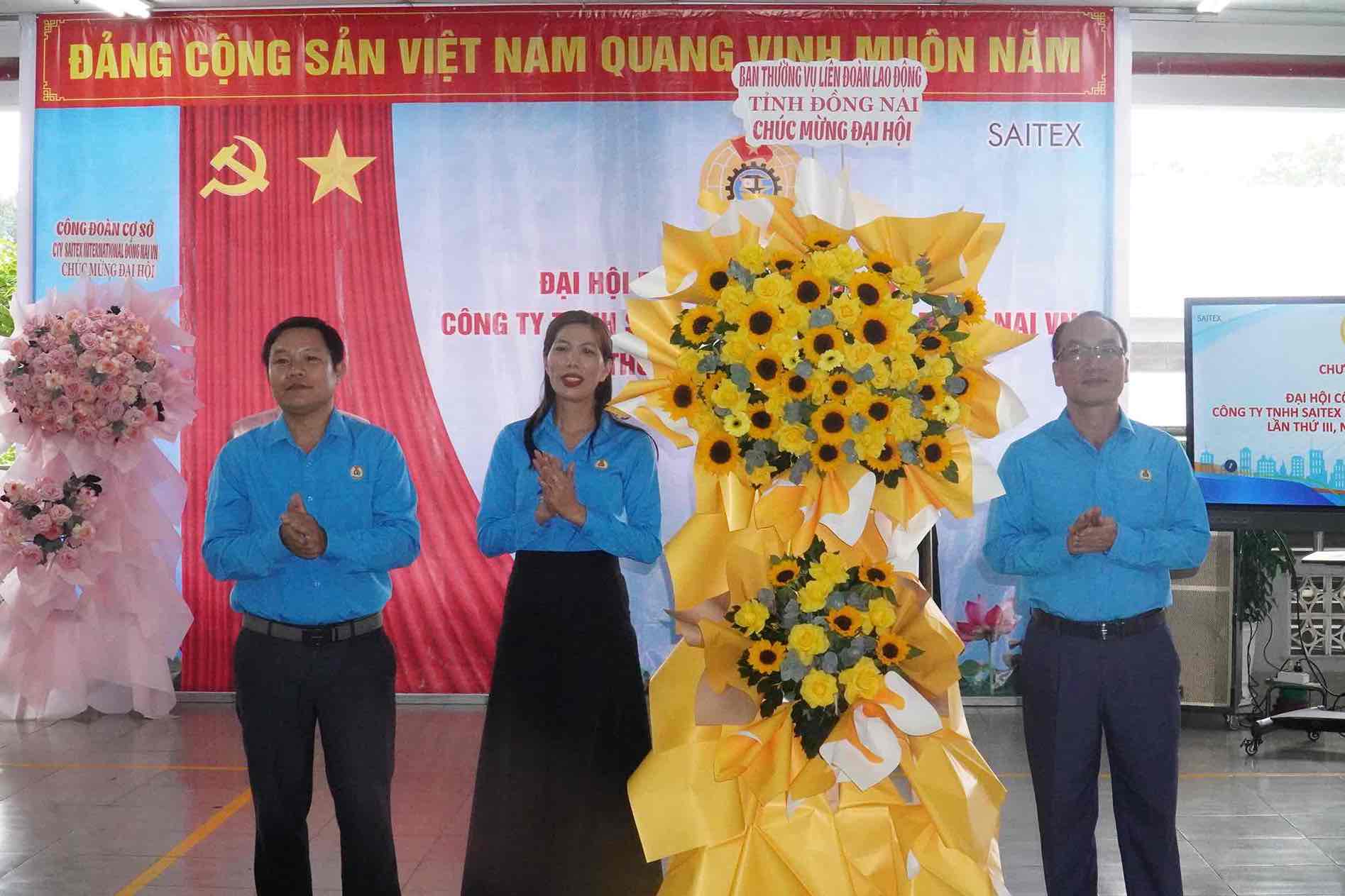 Đại diện lãnh đạo LĐLĐ tỉnh Đồng Nai chúc mừng Đại hội. Ảnh: HAC