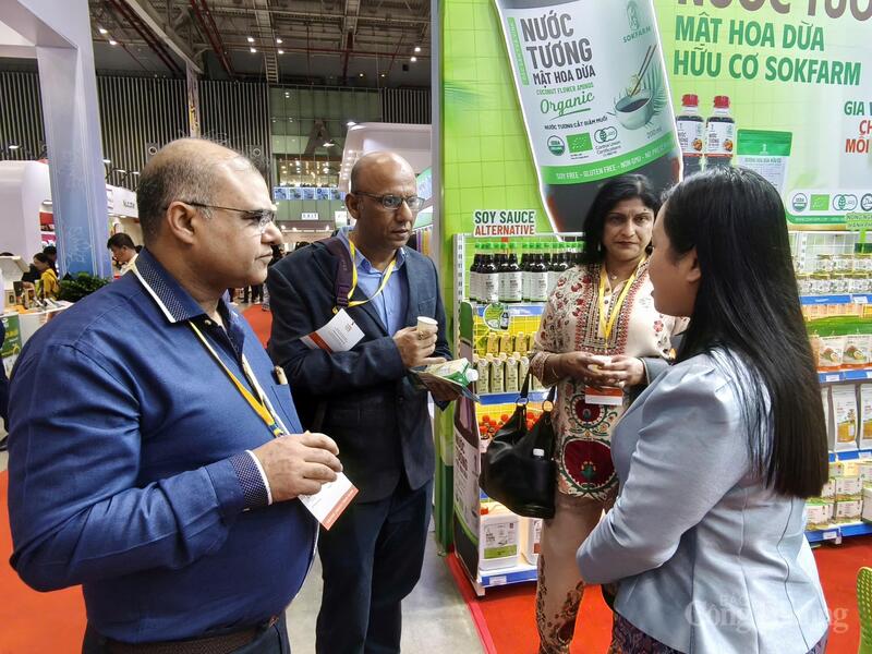 Nhiều đối tác xuất khẩu tiềm năng đã đến gian hàng Sokfarm tìm kiếm cơ hội hợp tác