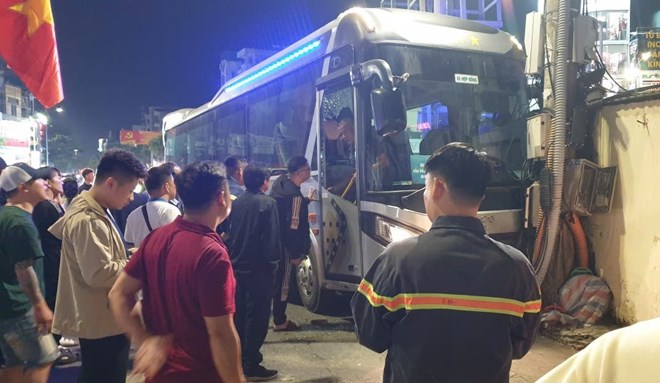 Xe khách lao vào ngõ đông đúc ở Quảng Ninh, người dân gọi tài xế mãi mới dậy