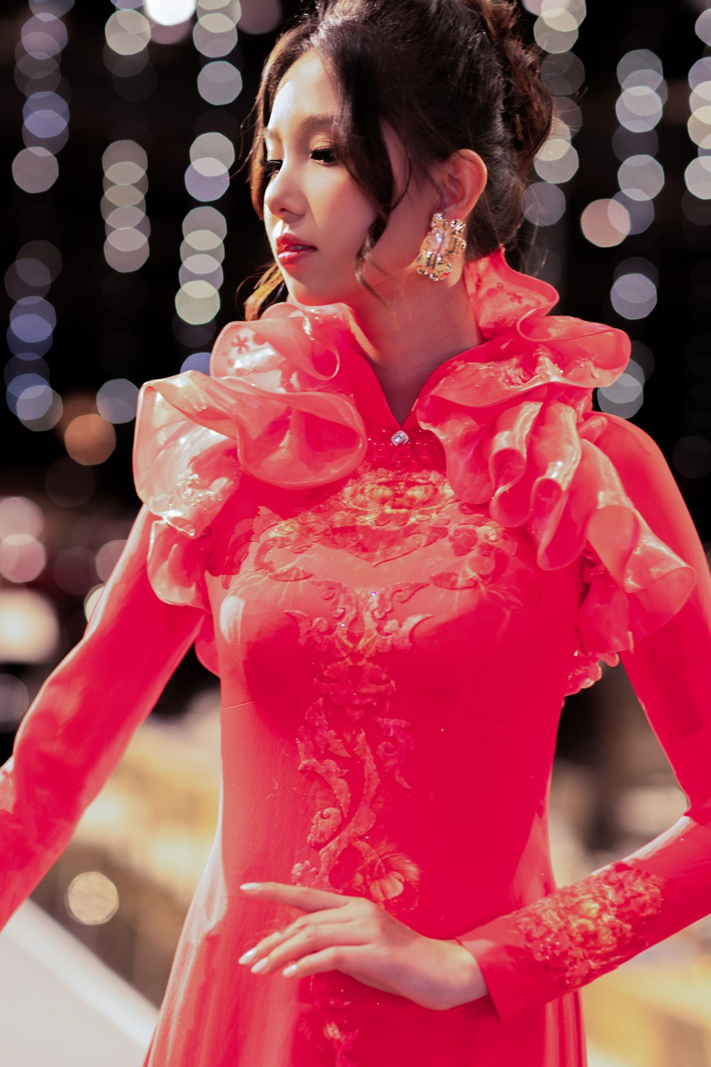 Hoa hậu Áo dài 2025 Quế Trân trong thiết kế hoa lụa thủ công kết hợp lụa SVF cao cấp – sự giao thoa tinh tế giữa kỹ nghệ Việt và tinh thần đương đại Hoa hậu Áo dài 2025 Quế Trân trong thiết kế hoa lụa thủ công kết hợp lụa SVF cao cấp – sự giao thoa tinh tế giữa kỹ nghệ Việt và tinh thần đương đại