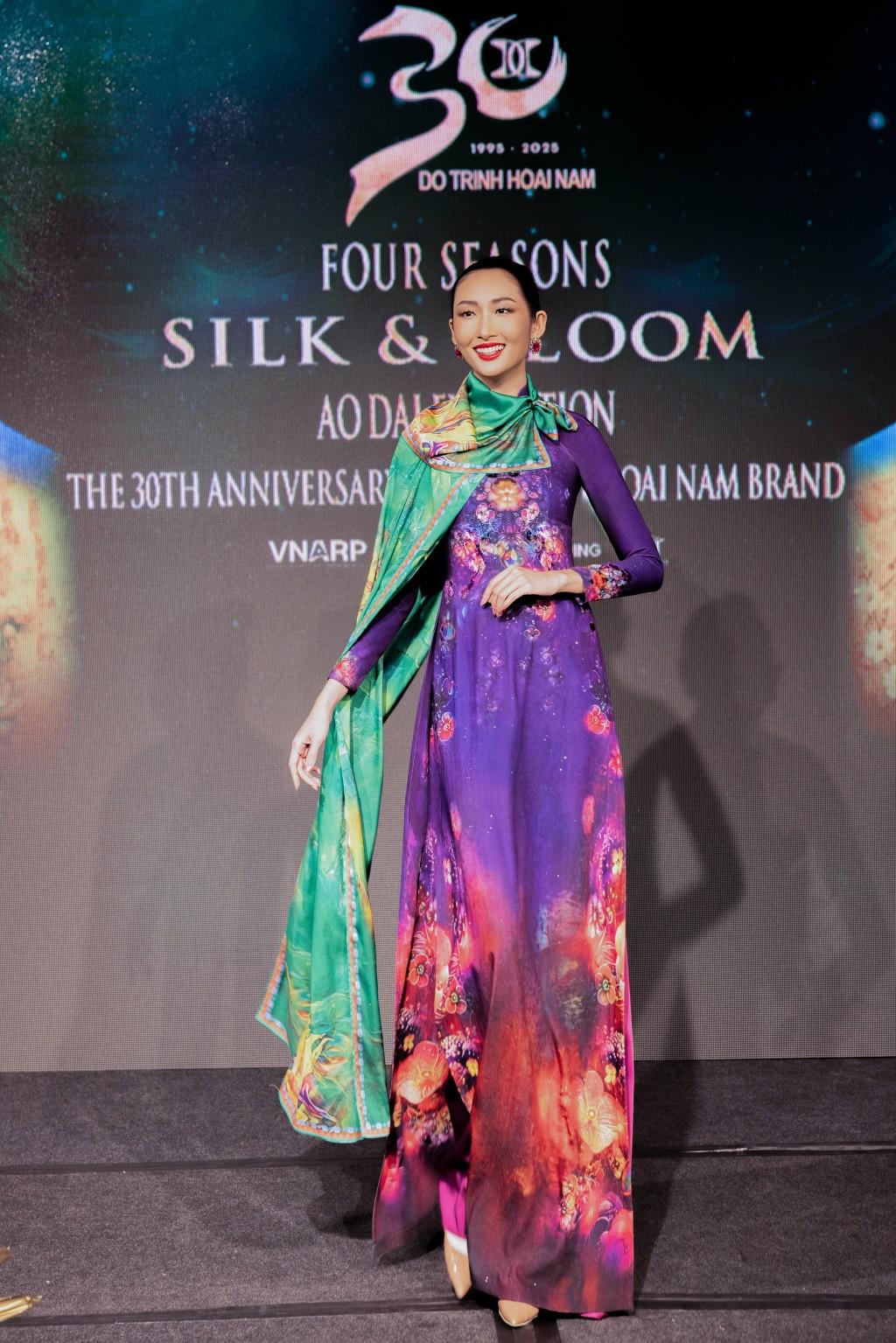 Hoa hậu Thanh Khoa rạng ngời trong tà áo dài, tôn vinh vẻ đẹp Á Đông giữa nhịp chuyển mình của một sân khấu thời trang mang tinh thần hội nhập Hoa hậu Thanh Khoa rạng ngời trong tà áo dài, tôn vinh vẻ đẹp Á Đông giữa nhịp chuyển mình của một sân khấu thời trang mang tinh thần hội nhập