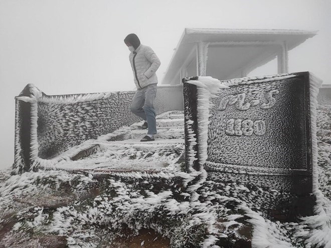 Không khí lạnh tràn về, miền Bắc rét nhất từ đầu mùa đông, Mẫu Sơn xuống đến 5 độ C