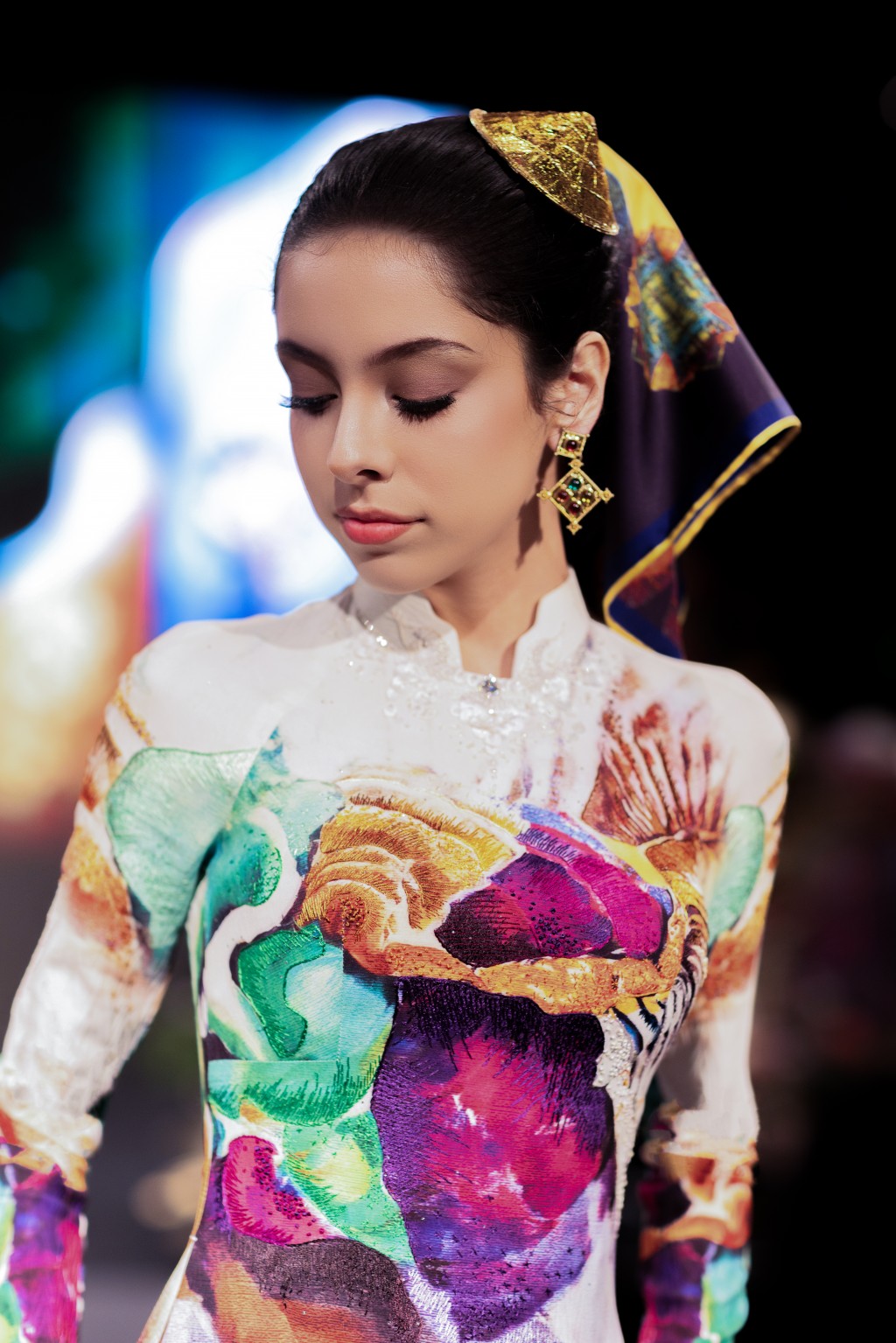 Hoa tiết thêu đính thủ công – in 8D kết hợp khăn vấn hiện đại tạo nên vẻ đẹp thanh tao nhưng vẫn rực rỡ, mang theo tinh thần Áo dài Việt đến bạn bè quốc tế Hoa tiết thêu đính thủ công – in 8D kết hợp khăn vấn hiện đại tạo nên vẻ đẹp thanh tao nhưng vẫn rực rỡ, mang theo tinh thần Áo dài Việt đến bạn bè quốc tế