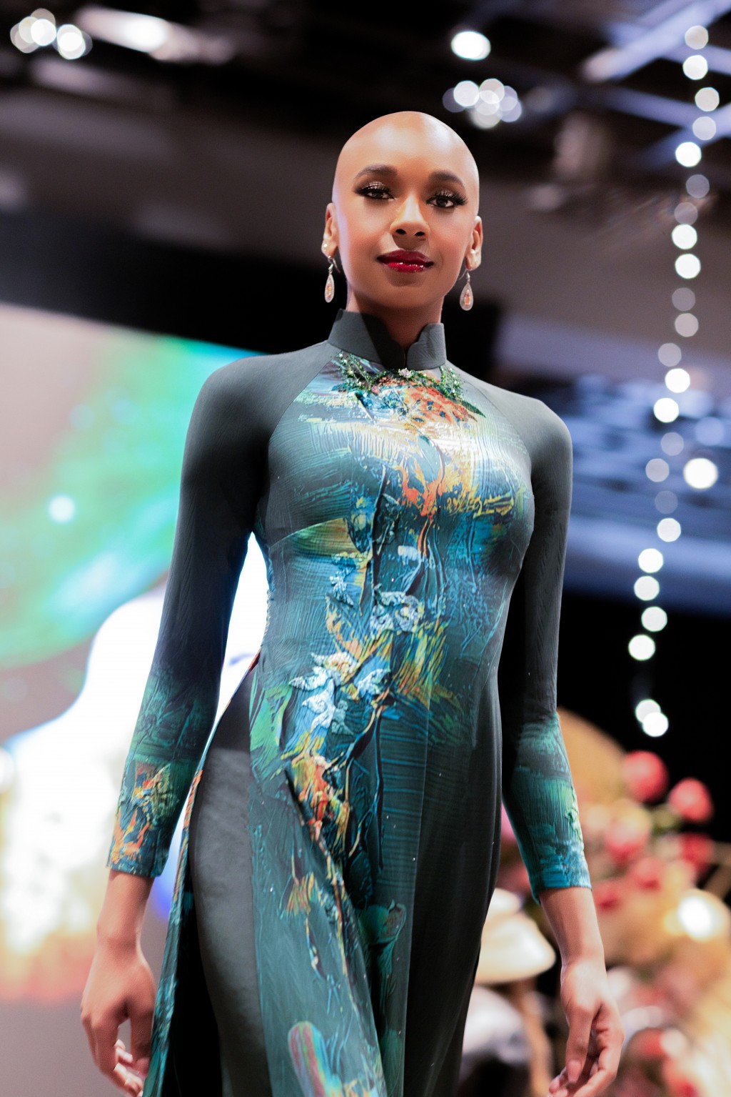 Thần thái kiêu hãnh của người mẫu quốc tế kết hợp nét mềm mại của áo dài Việt trên sân khấu tạo nên bản giao hưởng đầy nghệ thuật Thần thái kiêu hãnh của người mẫu quốc tế kết hợp nét mềm mại của áo dài Việt trên sân khấu tạo nên bản giao hưởng đầy nghệ thuật