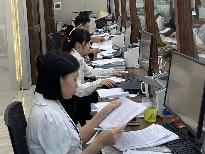 Cán bộ công chức xã miền núi Cúc Phương (Ninh Bình) tiếp nhận hồ sơ và giải quyết thủ tục hành chính cho người dân. Ảnh: Nguyễn Trường