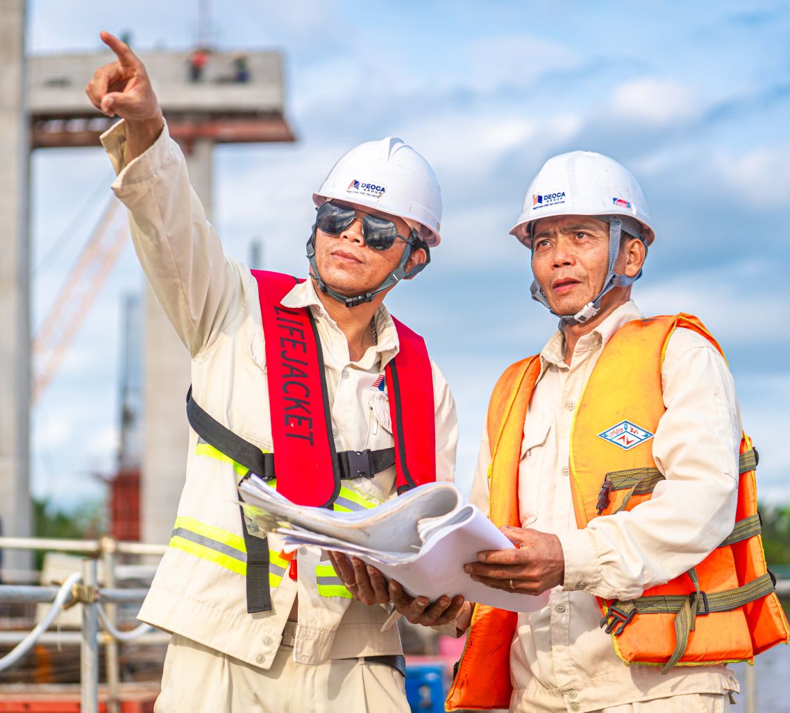 Gói thầu do liên danh Tập đoàn Đèo Cả đứng đầu đảm nhận thi công, với thời gian thực hiện 1.250 ngày và dự kiến hoàn thành vào tháng 6/2028. Cầu có hai trụ tháp chính hình chữ A cao 110 m, tương đương tòa nhà 35 tầng. Nhịp chính dài 450 m – lớn thứ hai tại Việt Nam chỉ sau cầu Cần Thơ (550 m) – đồng thời là cây cầu dây văng đầu tiên do đơn vị tư vấn trong nước trực tiếp thiết kế và thực hiện.