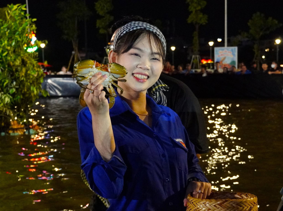 Thanh niên tham gia cuộc thi mò cua nhanh nhất.