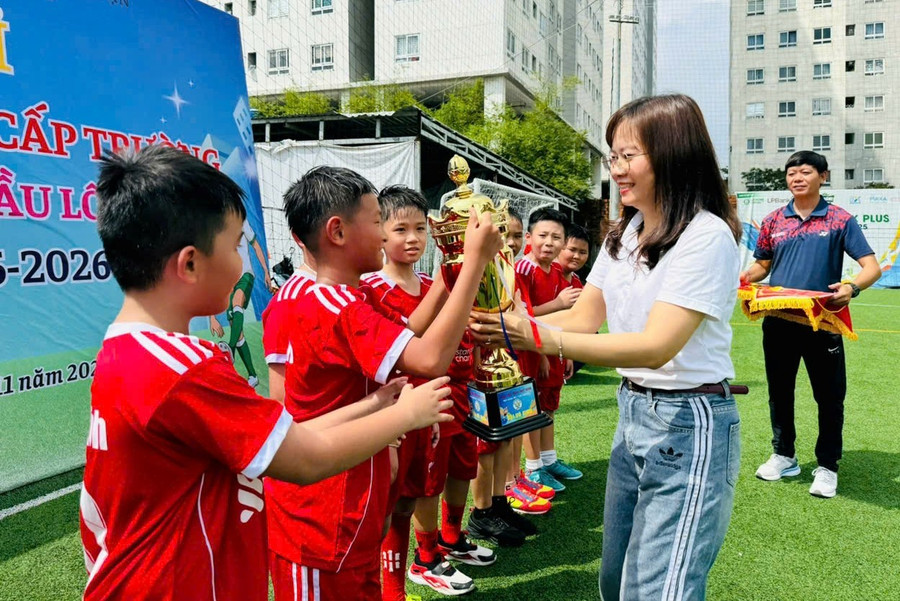 Bà Lê Thị Thoa trao giải thưởng cho đội vô địch môn bóng đá.