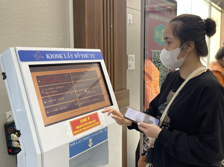 Người dân bấm số thứ tự để làm thủ tục hành chính tại . Ảnh: Nguyễn Trường