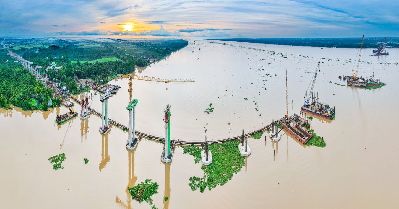 Sau 1 năm khởi công xây dựng, cầu Đại Ngãi 1 thuộc Dự án xây dựng cầu Đại Ngãi trên Quốc lộ 60 thuộc địa phận các tỉnh Trà Vinh và Sóc Trăng (nay là tỉnh Vĩnh Long và TP Cần Thơ)  nối liền Cần Thơ và Vĩnh Long, đang dần thành hình.