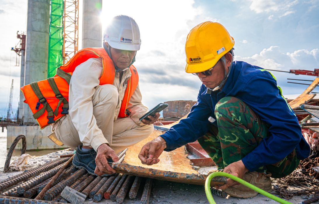 Ông Cao Ngọc Nam - Phó Tổng giám đốc Tập đoàn Đèo Cả cho biết, trên công trường huy động hơn 400 cán bộ, kỹ sư, công nhân, 150 máy móc thiết bị, tổ chức 30 mũi thi công đồng loạt.