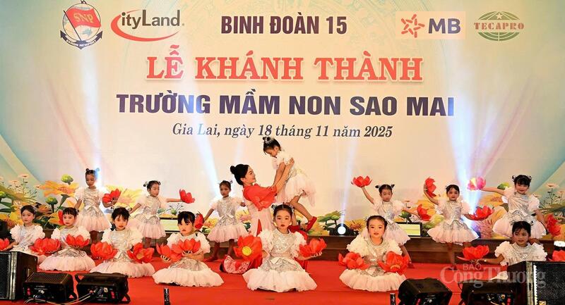 Tiết mục văn nghệ chào mừng của các cô trò vùng biên.