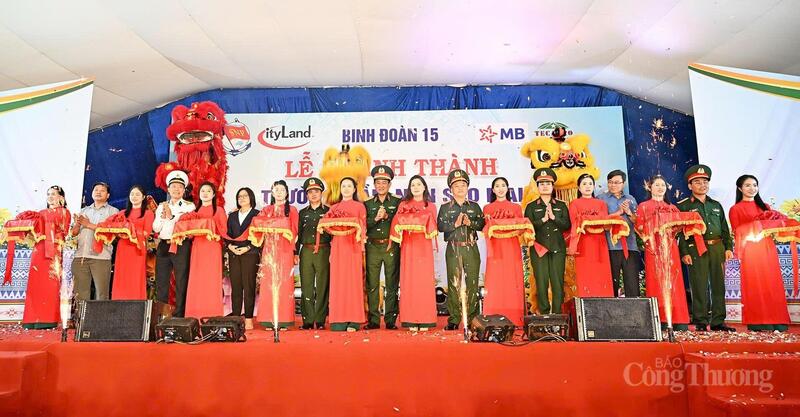 Các đại biểu cắt băng khánh thành Trường Mầm non Sao Mai thuộc Đoàn Kinh tế - Quốc phòng 75.