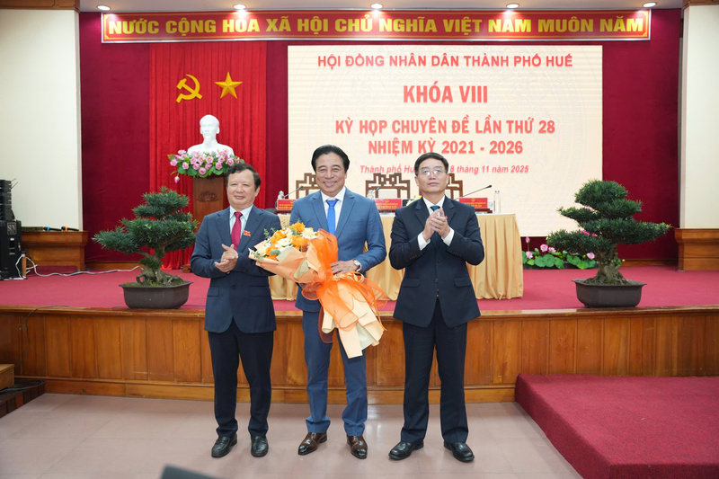 Tân Chủ tịch UBND thành phố Nguyễn Khắc Toàn nhận hoa chúc mừng. Ảnh: Hue.gov.vn