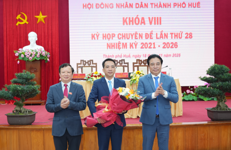 Đồng chí Trần Hữu Thùy Giang nhận hoa chúc mừng của lãnh đạo thành phố Huế. Ảnh: Hue.gov.vn