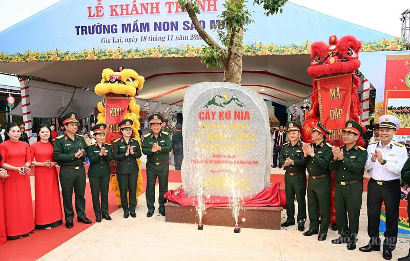 Các đại biểu trồng cây Kơ Nia nhân dịp khánh thành trường.