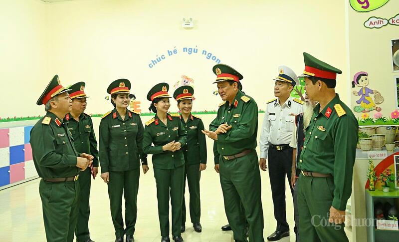 Thượng tướng Võ Minh Lương cùng các đại biểu tham quan Trường Mầm non Sao Mai.