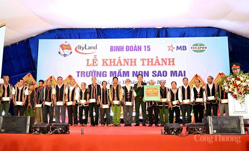 Thượng tướng Võ Minh Lương tặng quà cho các đồng chí bí thư chi bộ, thôn trưởng, già làng trên địa bàn.