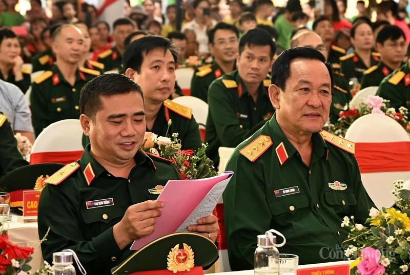 Thượng tướng Võ Minh Lương (bên phải), Ủy viên Trung ương Đảng, Ủy viên Thường vụ Quân ủy Trung ương, Thứ trưởng Bộ Quốc phòng dự lễ khánh thành.