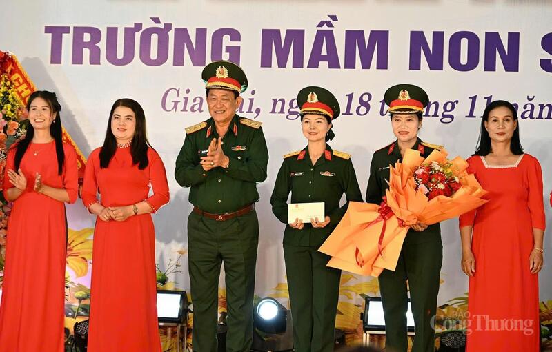 Thượng tướng Võ Minh Lương trao quà tặng các cô giáo Trường Mầm non Sao Mai nhân Ngày Nhà giáo Việt Nam 20/11.