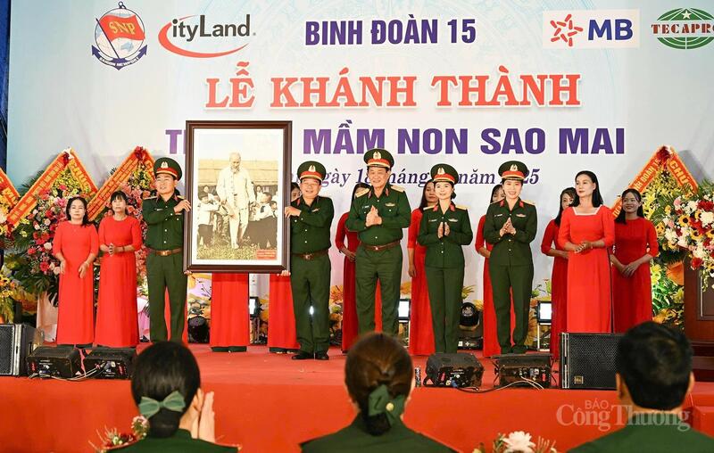 Thượng tướng Võ Minh Lương tặng Trường Mầm non Sao Mai và Đoàn Kinh tế - Quốc phòng 75 bức tranh “Bác Hồ với các cháu thiếu nhi”.