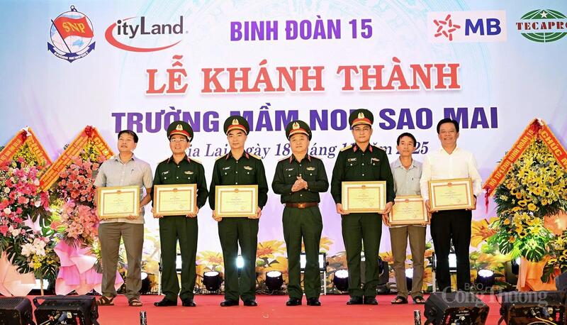 Thiếu tướng Hoàng Văn Sỹ, Tư lệnh Binh đoàn 15 trao thưởng cho 6 tập thể có thành tích tốt trong tham gia quản lý, xây dựng công trình Trường Mầm non Sao Mai.
