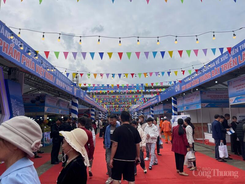 Không khí giao thương sôi nổi tại Hội chợ Thương mại quốc tế Việt - Trung. Ảnh: Ngọc Hoa