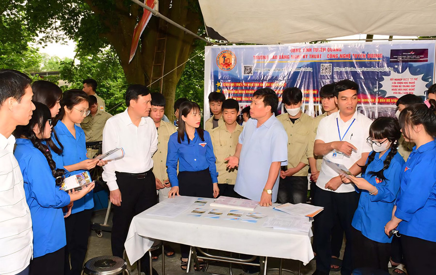 Hỗ trợ kết nối thông tin việc làm cho người dân.