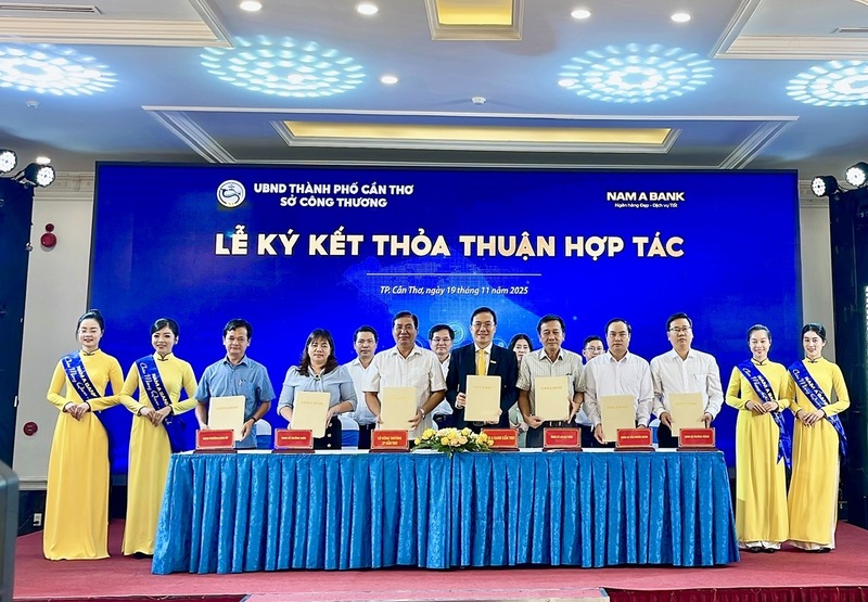 Các đơn vị đã ký kết Biên bản hợp tác toàn diện tại hội nghị. Ảnh: Khánh Ngọc
