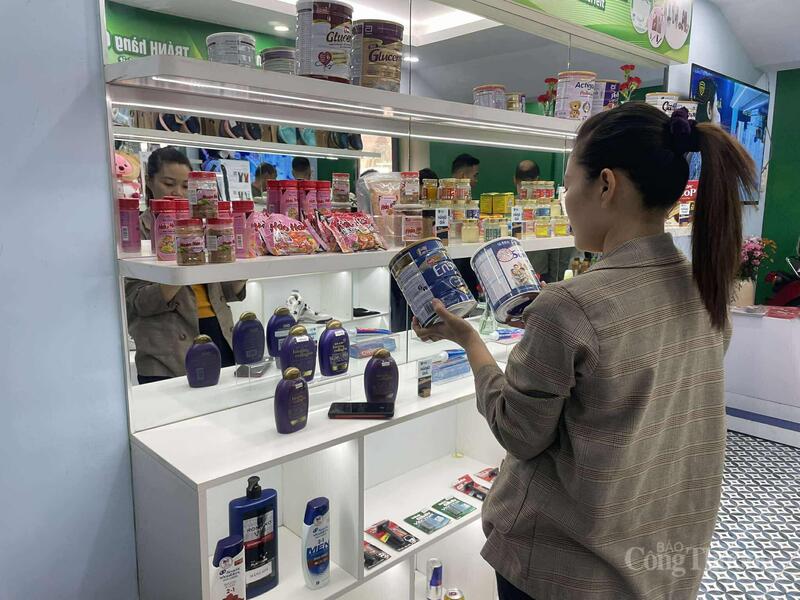 Người tiêu dùng so sánh sữa thật và giả.