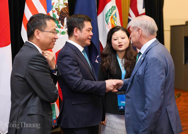 Bộ trưởng Nguyễn Hồng Diên gặp Bộ trưởng Thương mại và Du lịch Australia - Thượng nghị sĩ Hon Don Farrell bên lề Phiên họp. Ảnh: Nguyên Minh