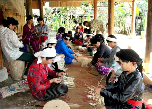 Chuyển từ làm ăn nhỏ lẻ sang kinh tế hộ gia đình giúp người dân ổn định cuộc sống. (Ảnh: Văn Long) 1000044528.jpg