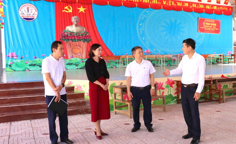 Lãnh đạo Sở GD&ĐT Nghệ An hỗ trợ trường và xã Thiên Nhẫn trong triển khai kế hoạch sáp nhập trường lớp. Ảnh: Hồ Lài lap-khoang-trong-chuyen-mon-cua-can-bo-giao-duc-cap-xa.jpg