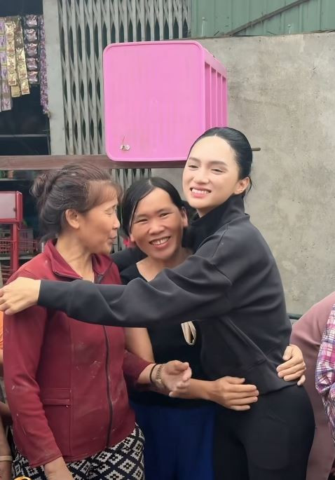 Hoa hậu Hương Giang trực tiếp tới cứu trợ đồng bào vùng lũ. huong-giang-2.jpg