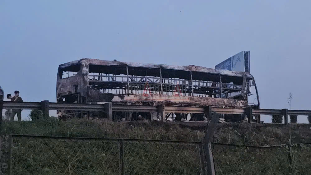 Hiện trường vụ xe khách cháy rụi trên cao tốc TPHCM - Trung Lương. Ảnh: Công an cung cấp