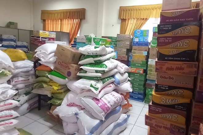 Tiếp nhận hàng nghìn thùng nhu yếu phẩm hỗ trợ người dân vùng lũ
