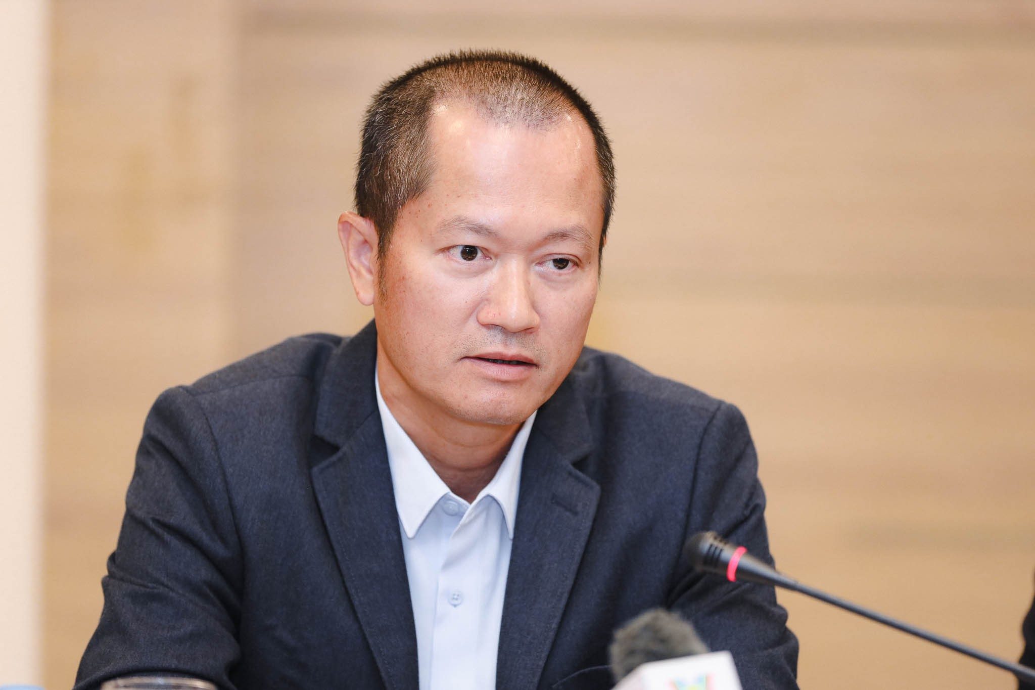 Phó Cục trưởng Cục Môi trường Lê Hoài Nam phân tích các nguyên nhân gây ô nhiễm. Ảnh: Phương Anh